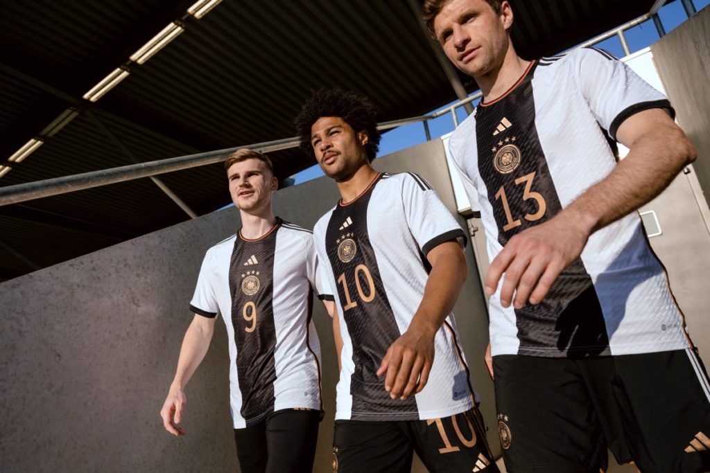 Das neue Deutschland WM Trikot von adidas für die WM 2022 in Katar.